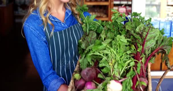 Personal con una cesta de verduras — Vídeo de stock