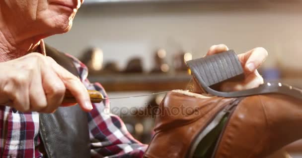 Zapatero reparando un zapato — Vídeos de Stock