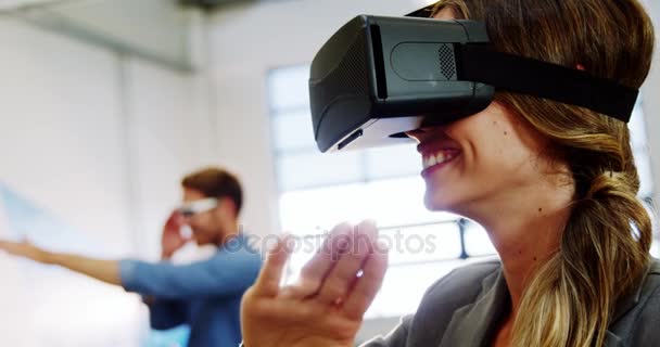 Femme cadre d'entreprise en utilisant le casque de réalité virtuelle — Video