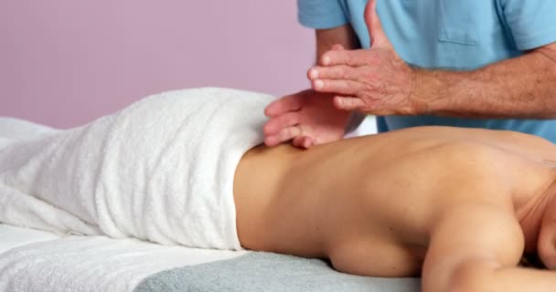 Физиотерапевт, делающий массаж пациенту — стоковое видео