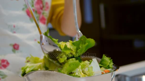 Chica preparando ensalada — Vídeo de stock