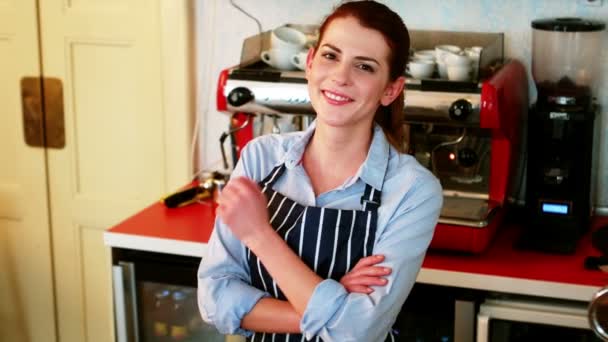 Portrait of smiling waitress — Stock Video