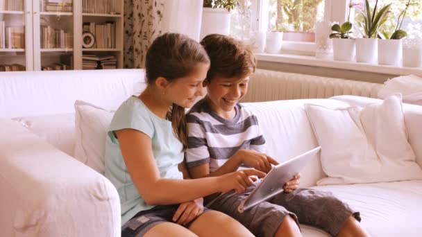 Kinderen met behulp van digitale Tablet PC — Stockvideo