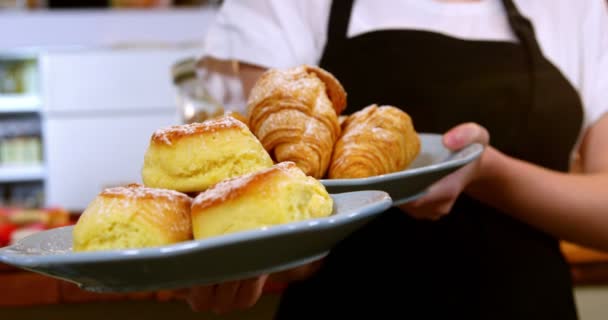 Garçonete segurando um prato de doces — Vídeo de Stock