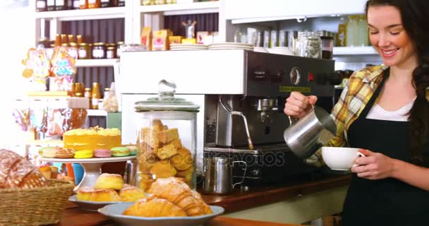 Garson yapım fincan kahve — Stok video