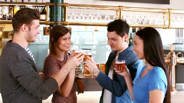 Amigos felices en el bar — Vídeos de Stock