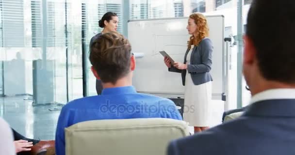 Mulheres de negócios discutindo com colegas de trabalho — Vídeo de Stock