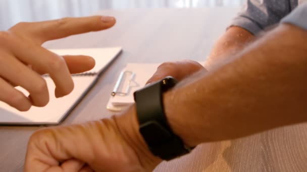 Uomo mostrando smartwatch alla donna — Video Stock
