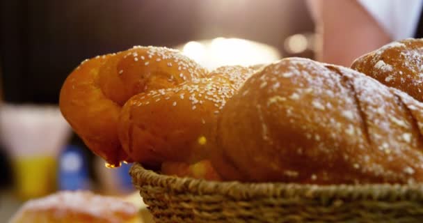 Закрытие свежих пасхальных блюд — стоковое видео