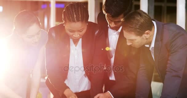 Gente de negocios estrechando la mano en la oficina — Vídeos de Stock