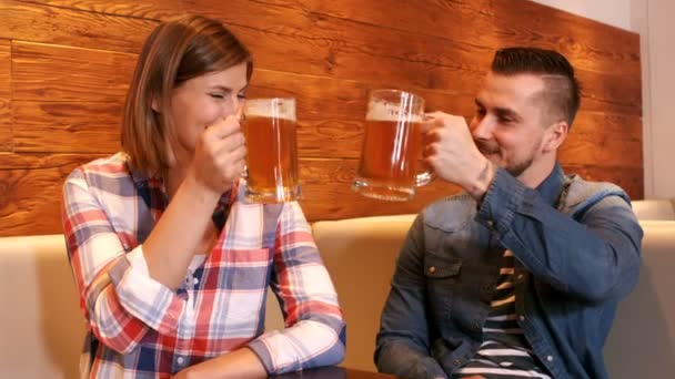 Casal brindar um copo de cerveja — Vídeo de Stock