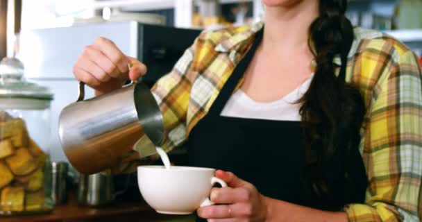 Serveerster maken kopje koffie — Stockvideo