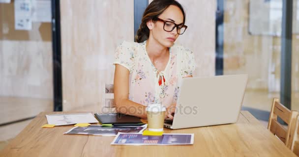 Kobiece projektant graficzny, za pomocą laptopa — Wideo stockowe