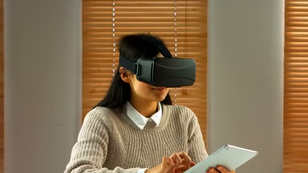 Vrouw met virtuele bril — Stockvideo