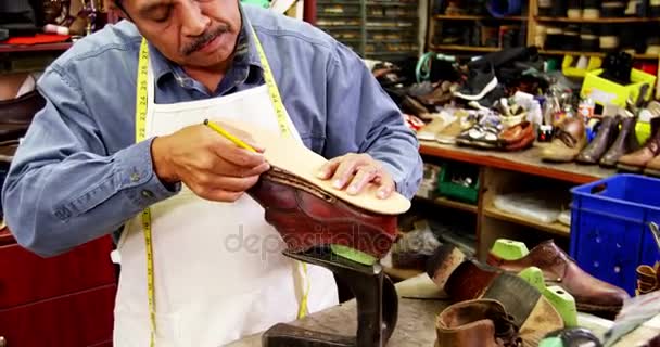 Cobbler working on shoe sole — Stock Video