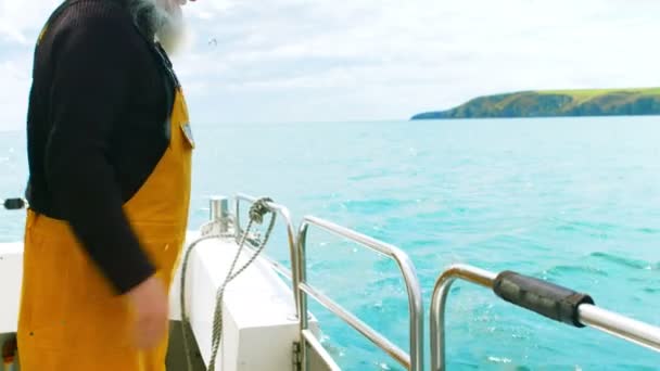 Pescador lanzando peces rayas en el mar — Vídeo de stock