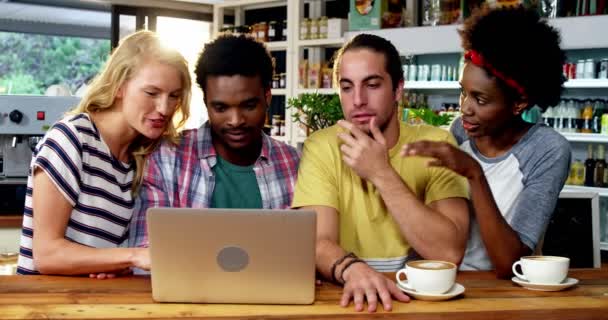Группа друзей с помощью ноутбука — стоковое видео