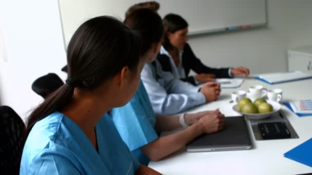 Equipo de médicos aplaudiendo — Vídeo de stock