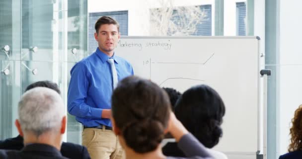 Empresário fazendo uma apresentação em uma reunião — Vídeo de Stock