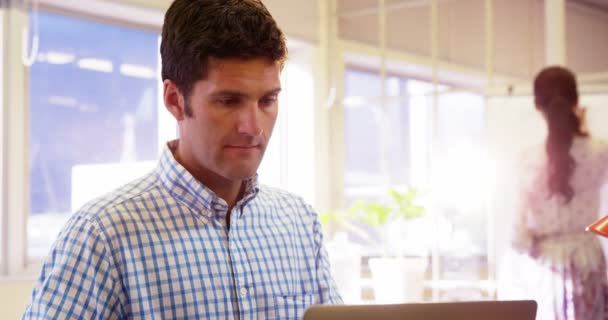 Homem usando laptop — Vídeo de Stock