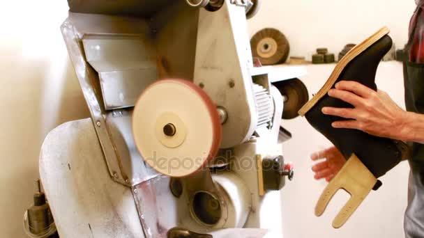 Schoenmaker maken een schoen — Stockvideo