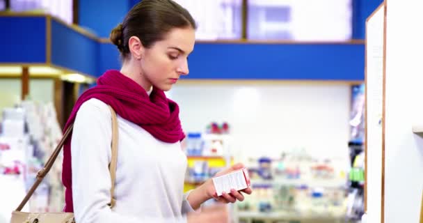 Cliente compra de medicina — Vídeo de Stock