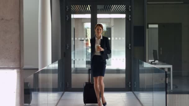 Femme d'affaires marchant avec des bagages — Video