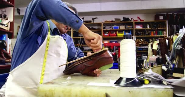 Cobbler costurando uma sola de sapato com agulha — Vídeo de Stock