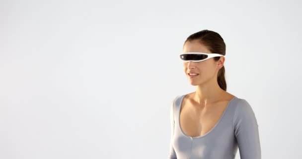 Woman using visual reality headset — Stock Video