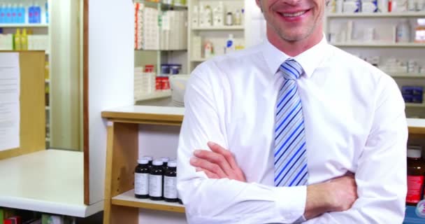 Pharmacist standing with arms crossed — Stock Video
