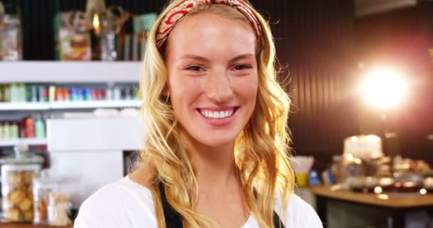 Portret uśmiechniętej kelnerki — Wideo stockowe
