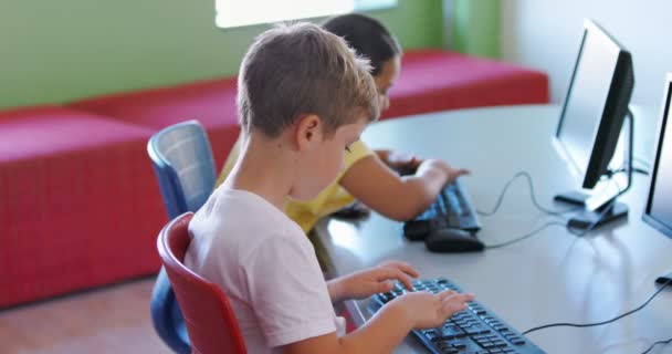 Schoolkinderen met behulp van computer — Stockvideo