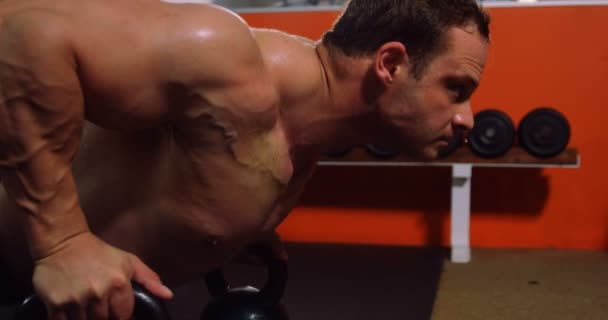 Gespierde man uitvoeren push-up oefening — Stockvideo