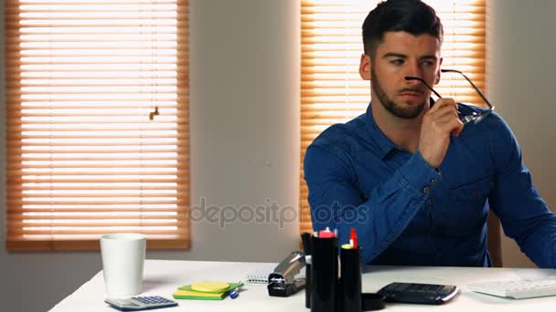 Man werkt op de computer — Stockvideo