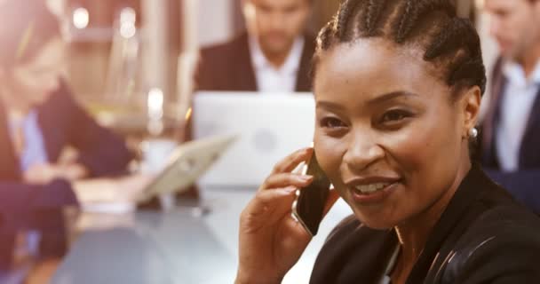 Бізнес-леді розмовляють мобільним телефоном — стокове відео
