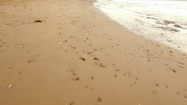 Dalgalar deniz kıyısı üzerinde görünümünü — Stok video