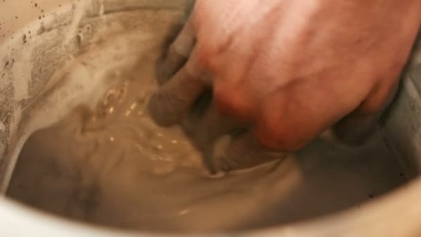 Close-up dari pembuat tembikar menyiapkan lumpur — Stok Video