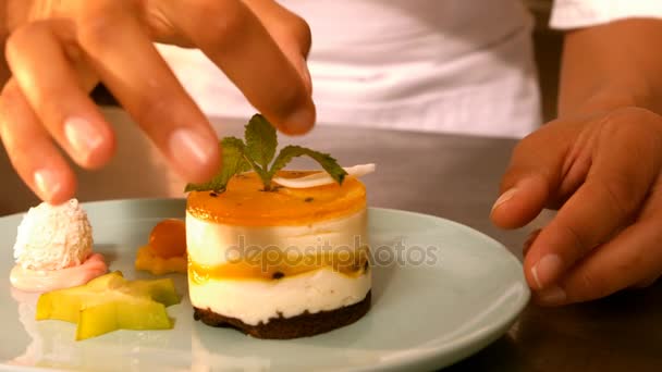Chef preparing dessert food — Stock Video