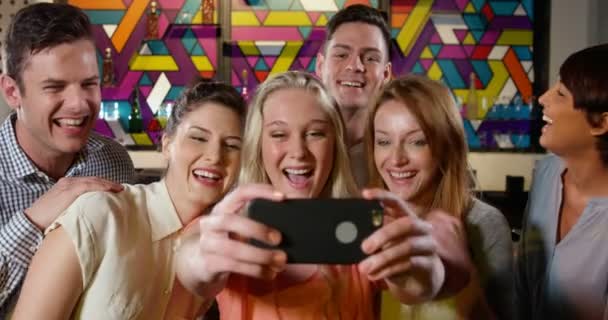 Amici sorridenti che si fanno un selfie — Video Stock