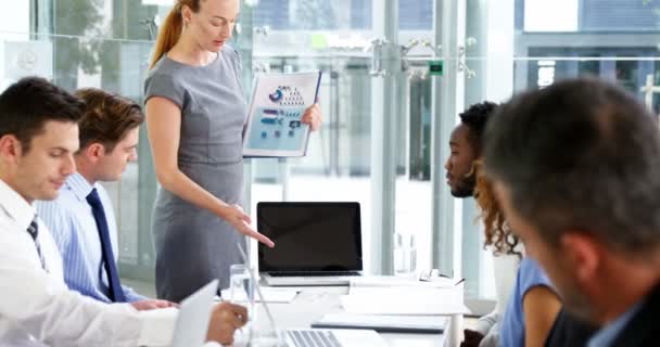 Mujer de negocios líder de la reunión — Vídeo de stock