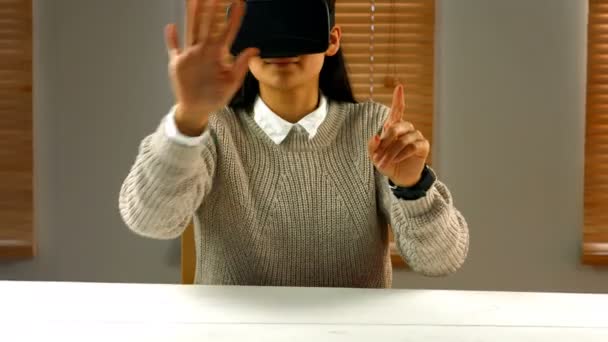 Γυναίκα χρησιμοποιώντας εικονικό γυαλιά — Αρχείο Βίντεο