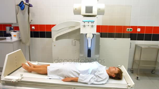 Жіночий пацієнт лежить у рентгенівській кімнаті — стокове відео