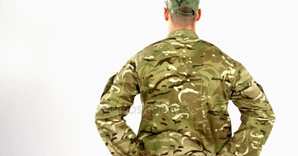 Soldaat in militair uniform — Stockvideo