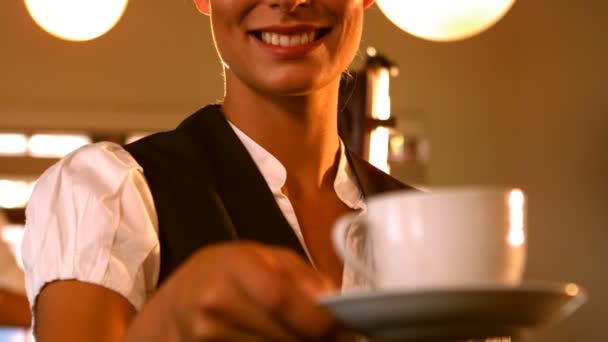 Kellnerin serviert eine Tasse Kaffee — Stockvideo