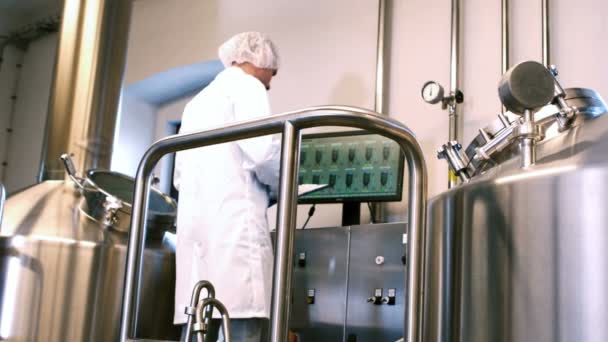 Brewer mantiene registro en portapapeles en fábrica de cerveza — Vídeo de stock