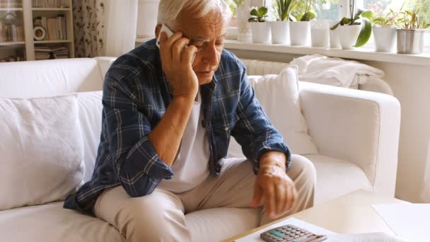 Hombre hablando por teléfono móvil — Vídeos de Stock