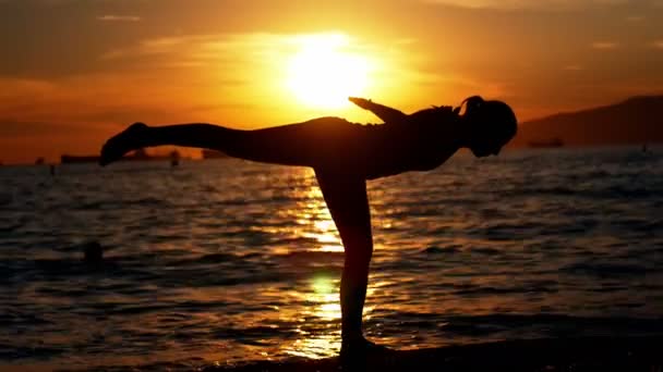 Mujer realizando yoga en la playa — Vídeo de stock