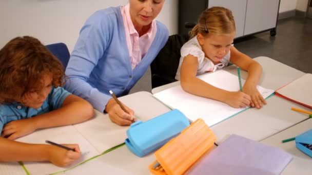 Lehrer hilft Kindern bei den Hausaufgaben — Stockvideo