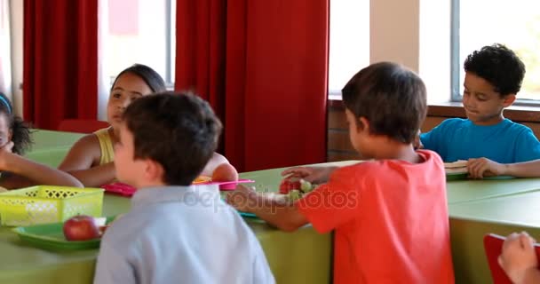 Діти їдять у кафетерії — стокове відео