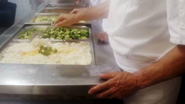 Mittelteil der Köche bei der Zubereitung von Speisen — Stockvideo